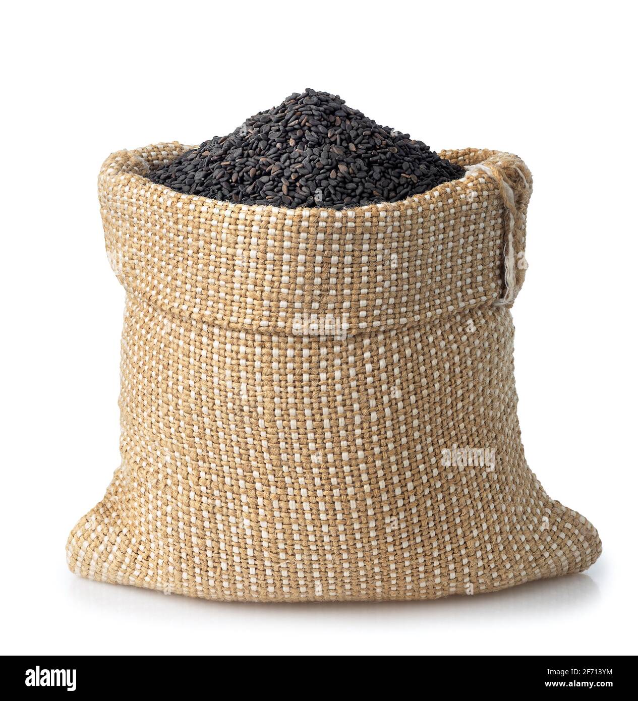 semi di sesamo nero in sacco di burlap isolato Foto Stock