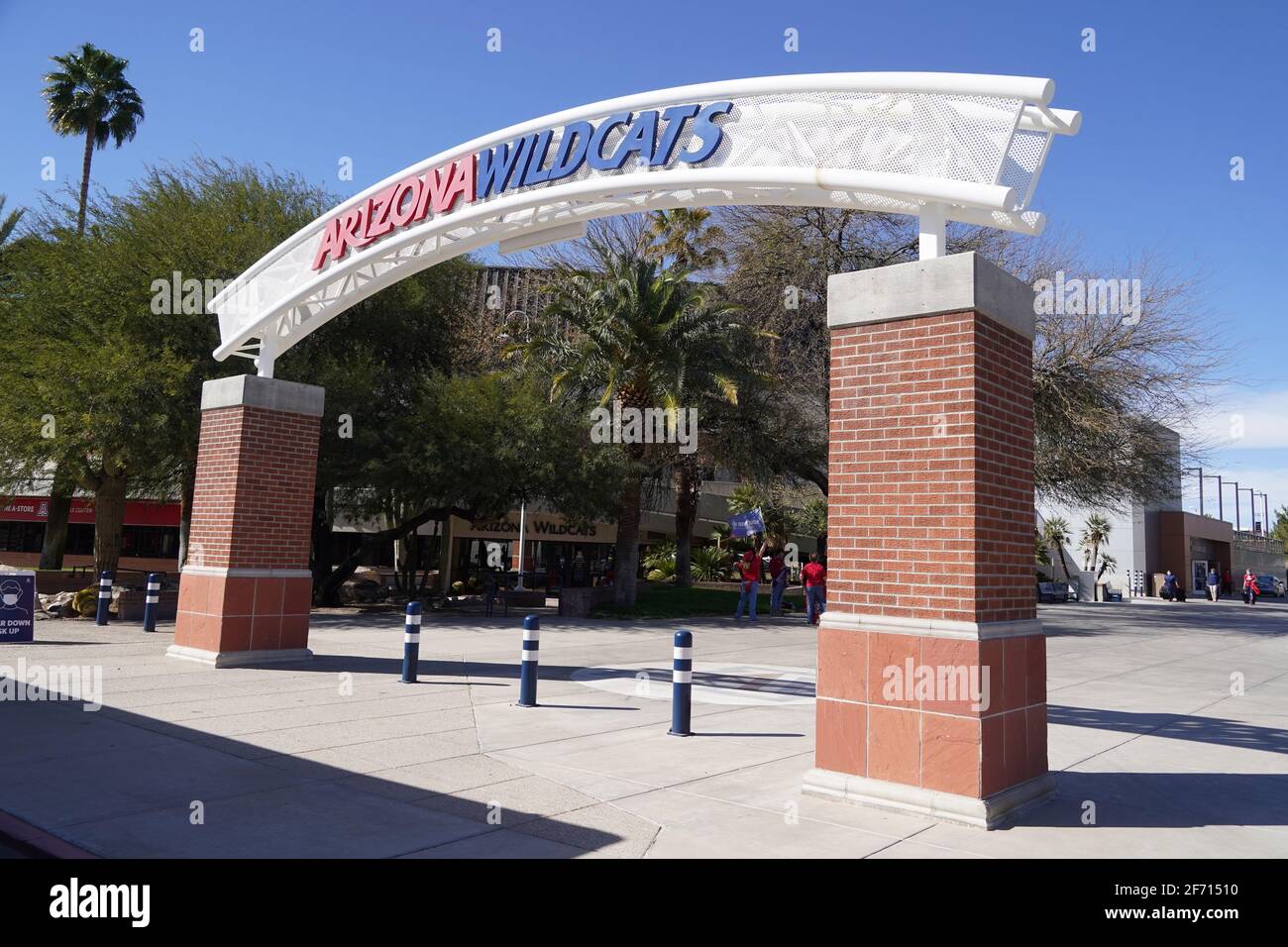 Una vista generale del logo Arizona Widlcats su un arco all'esterno del tehMcKale Center nel campus della University of Arizona, martedì, marzo Foto Stock