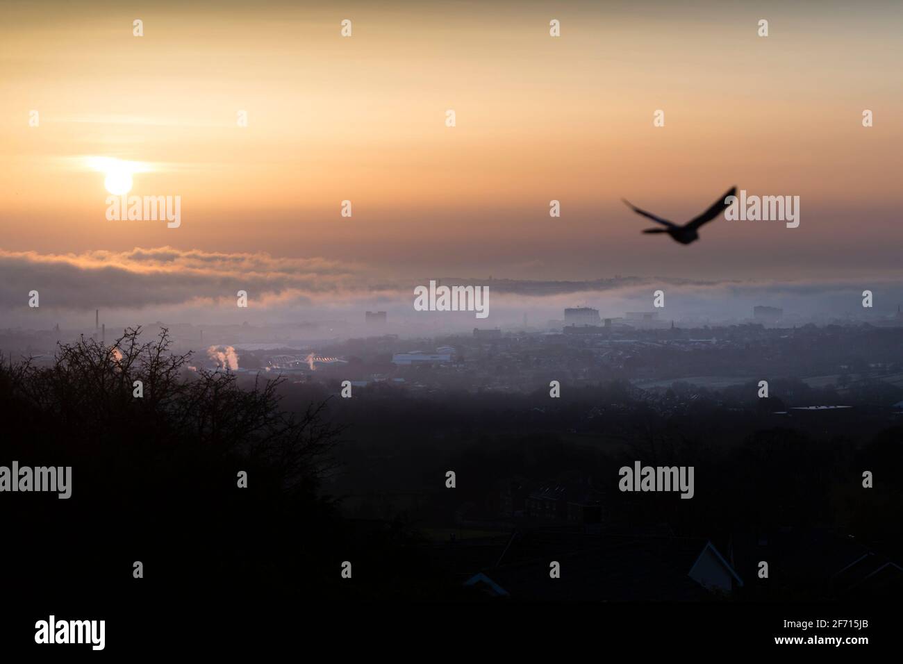 Bradford, Regno Unito. 4 aprile 2021. Il sole sorge e brucia la nuvola su Bradford la domenica mattina di Pasqua, mentre il bel tempo continua nello Yorkshire occidentale. 4 aprile 2021. Credit Paul Thompson/Alamy Live News. Foto Stock