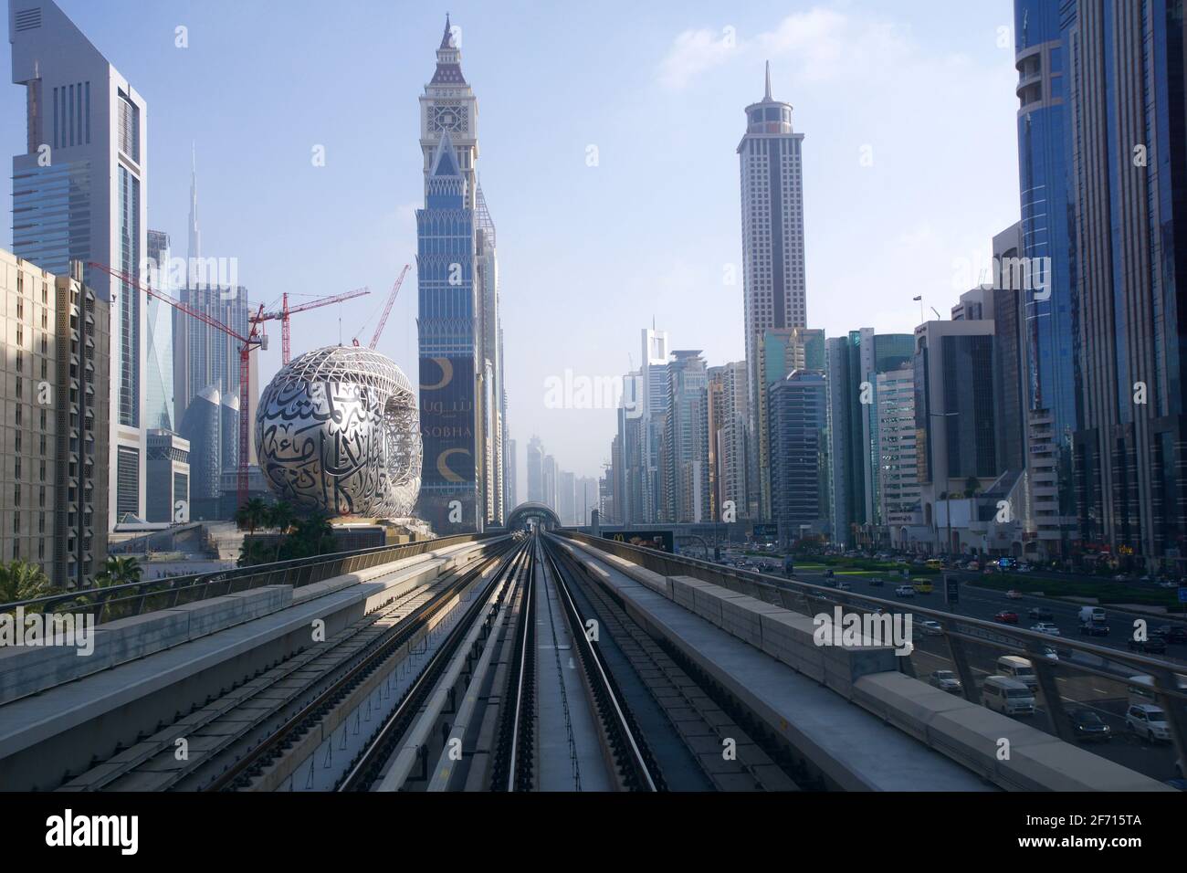 DUBAI, EMIRATI ARABI UNITI - 19 GIUGNO 2019: Costruzione del Museo del futuro design esterno lungo la strada Sheikh Zayed e la metropolitana di Dubai Foto Stock