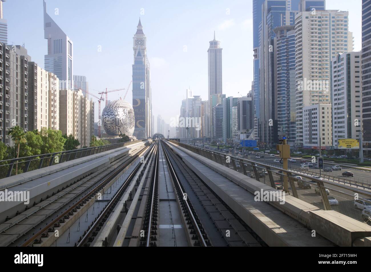 DUBAI, EMIRATI ARABI UNITI - 19 GIUGNO 2019: Costruzione del Museo del futuro design esterno lungo la strada Sheikh Zayed e la metropolitana di Dubai Foto Stock
