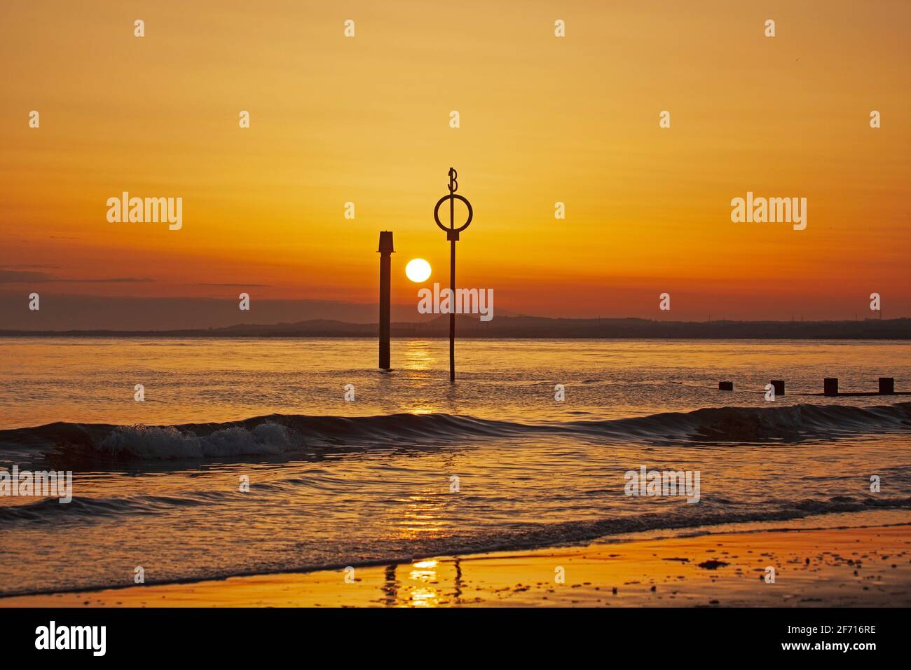 Portobello, Edimburgo, Scozia, tempo britannico. 4 aprile 2021. Incredibile Alba la Domenica di Pasqua al mare, temperatura 5 gradi centigradi. Foto Stock