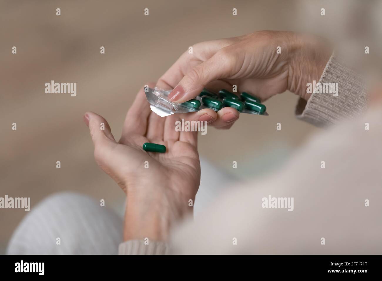 Donna anziana che prende la dose giornaliera del farmaco prescritto Foto Stock