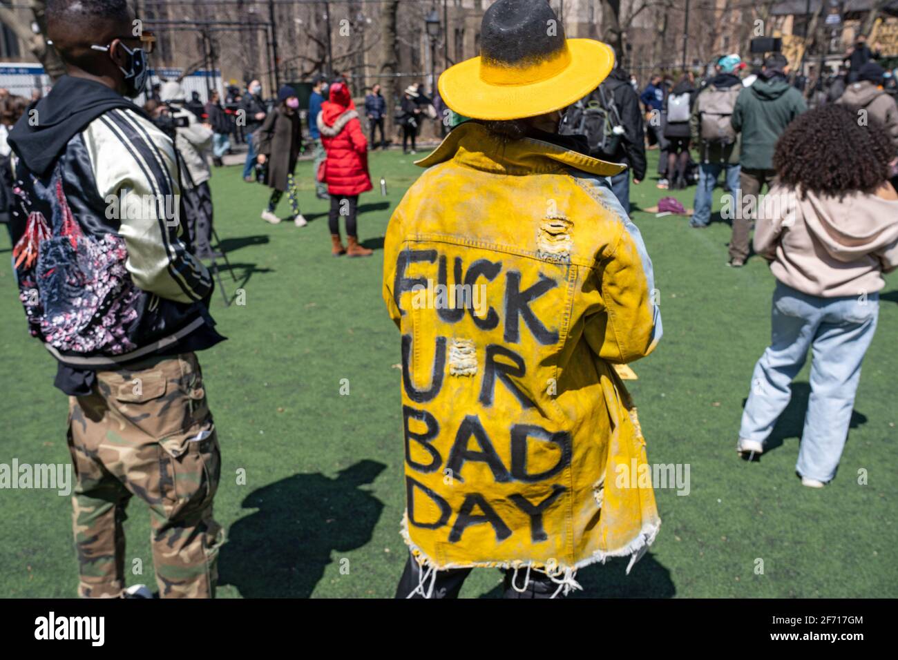 NEW YORK, NY - 3 APRILE: Una donna indossa un cappotto che recita "scopare u r Bad day" in un raduno contro l'odio a Columbus Park nel quartiere Chinatown di Manhattan il 3 aprile 2021 a New York City. Un raduno per la solidarietà è stato organizzato in risposta ad un aumento dei crimini di odio contro la comunità asiatica dall'inizio della pandemia del coronavirus (COVID-19) nel 2020. Il 16 marzo ad Atlanta, in Georgia, un uomo è andato a sparare in tre spa che hanno lasciato otto persone morte, tra cui sei donne asiatiche. Foto Stock