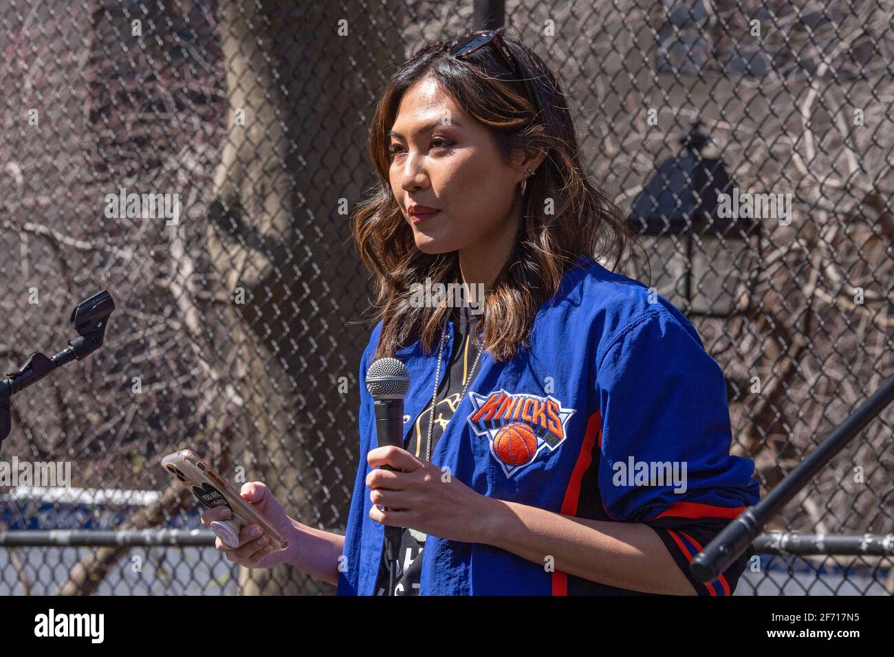 NEW YORK, NY - 3 APRILE: Julia Lee parla ad un raduno contro l'odio a Columbus Park nel quartiere Chinatown di Manhattan il 3 aprile 2021 a New York City. Un raduno per la solidarietà è stato organizzato in risposta ad un aumento dei crimini di odio contro la comunità asiatica dall'inizio della pandemia del coronavirus (COVID-19) nel 2020. Il 16 marzo ad Atlanta, in Georgia, un uomo è andato a sparare in tre spa che hanno lasciato otto persone morte, tra cui sei donne asiatiche. Foto Stock