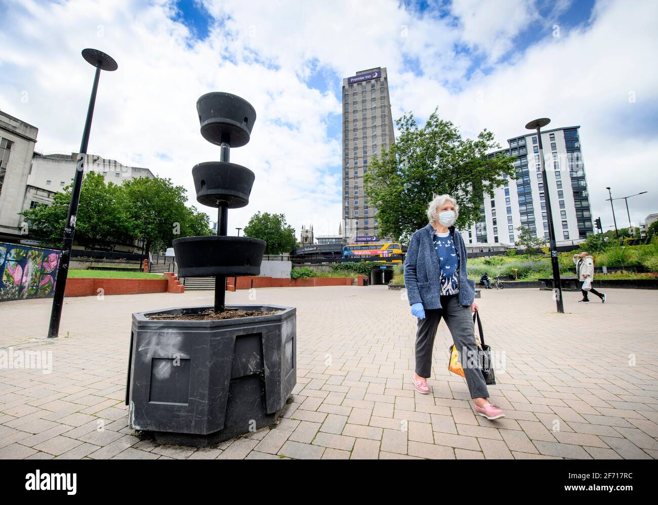 Un pensionato attraversa il sottopassaggio Bearpit St James Barton Roundabout durante la pandemia Covid-19 nella città di Bristol, Regno Unito Foto Stock