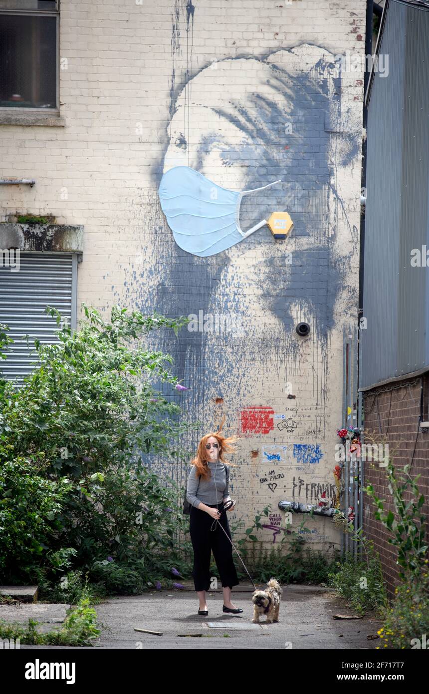 Il Coronavirus ha ispirato l’adattamento di Vermeer’s Girl with A Pearl Eearing attribuito a Banksy a Bristol, Regno Unito Foto Stock