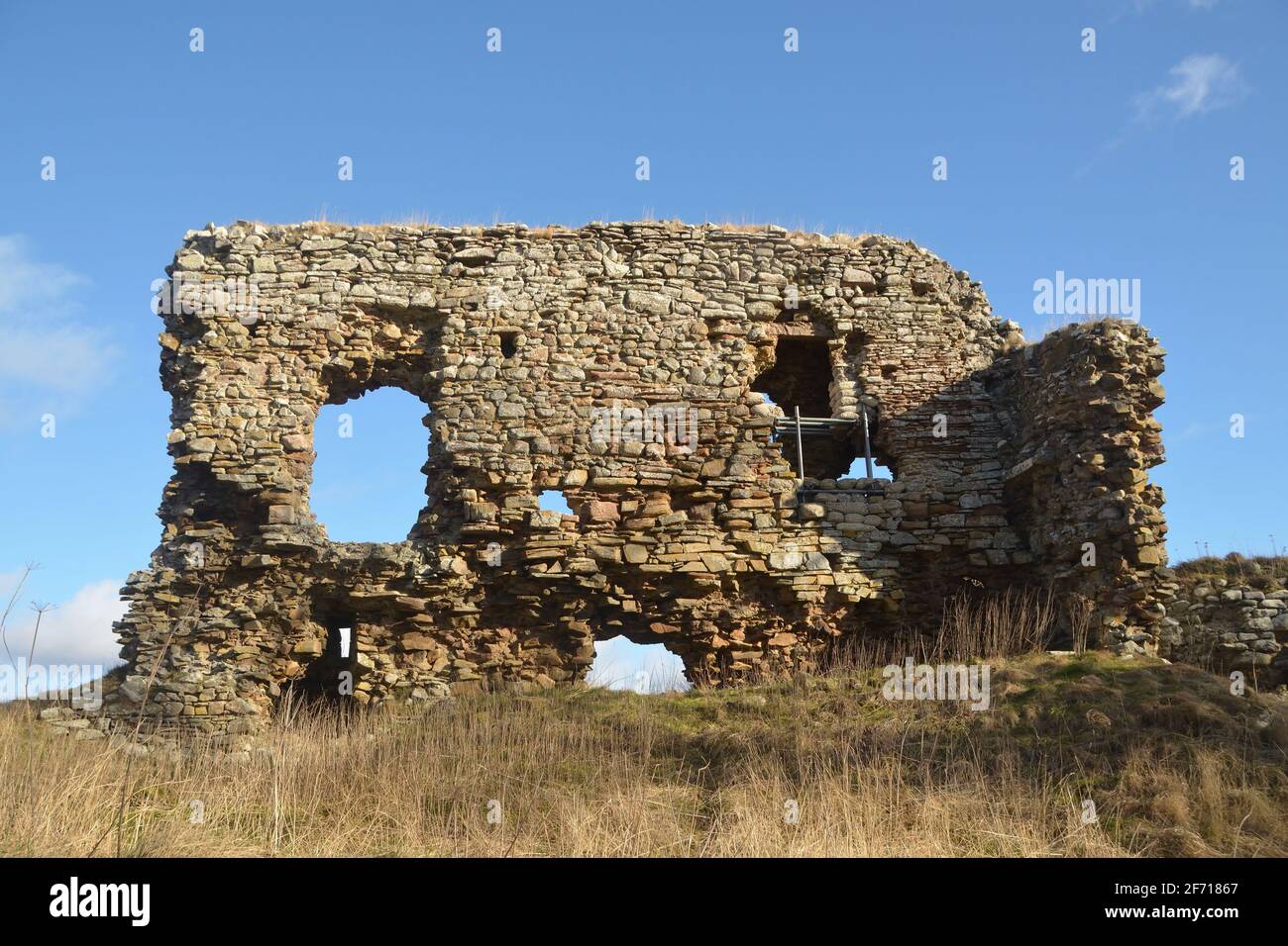 Parte dei resti del Castello di Skelbo, situato su una piccola collina vicino alla Loch Fleet sulla costa orientale di Sutherland, Scottish Highlands, Regno Unito. Foto Stock