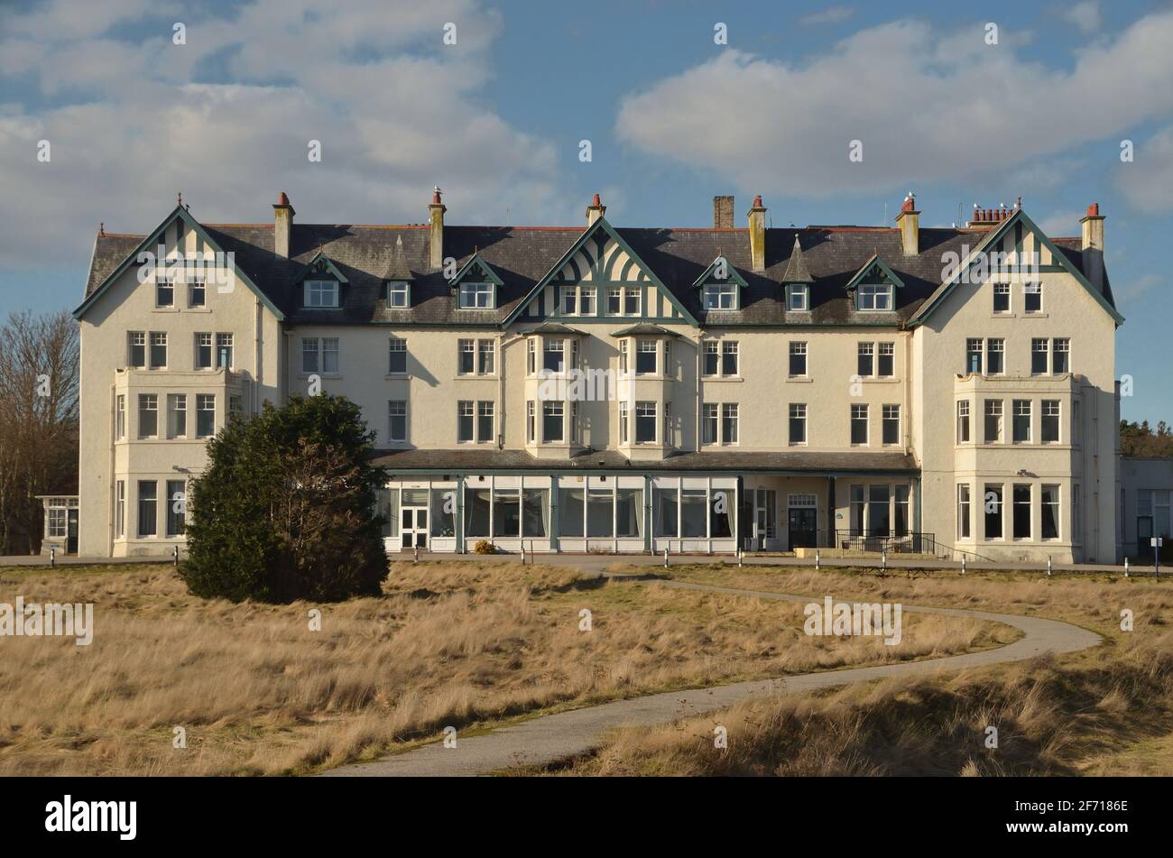 L'elevazione frontale del Dornoch Hotel (ex Dornoch Station Hotel) a Dornoch, Regno Unito, durante uno dei blocchi coronavirus, 2021. Foto Stock