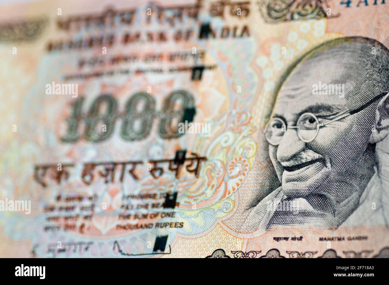 Una banconota da mille rupie dall'India con il focus sul volto di Mahatma Gandhi. Foto Stock