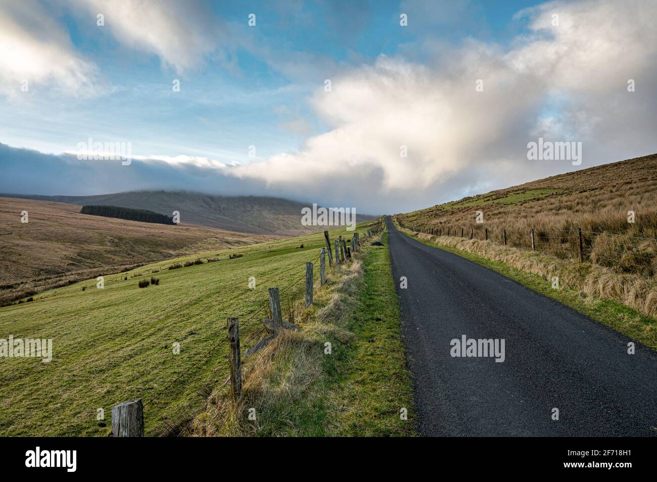 Remota strada di montagna che passa sopra le montagne Sperrin a nord Irlanda Foto Stock