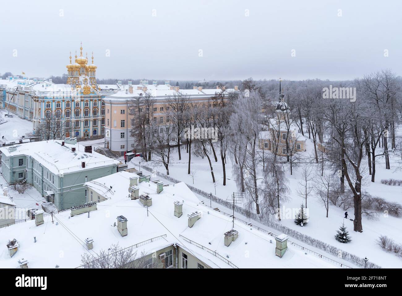 Tsarskoye Selo, San Pietroburgo, Russia – 24 febbraio 2021: Vista dall'alto del Giardino del Liceo con la Chiesa delle icone della Madre di Dio segno Foto Stock