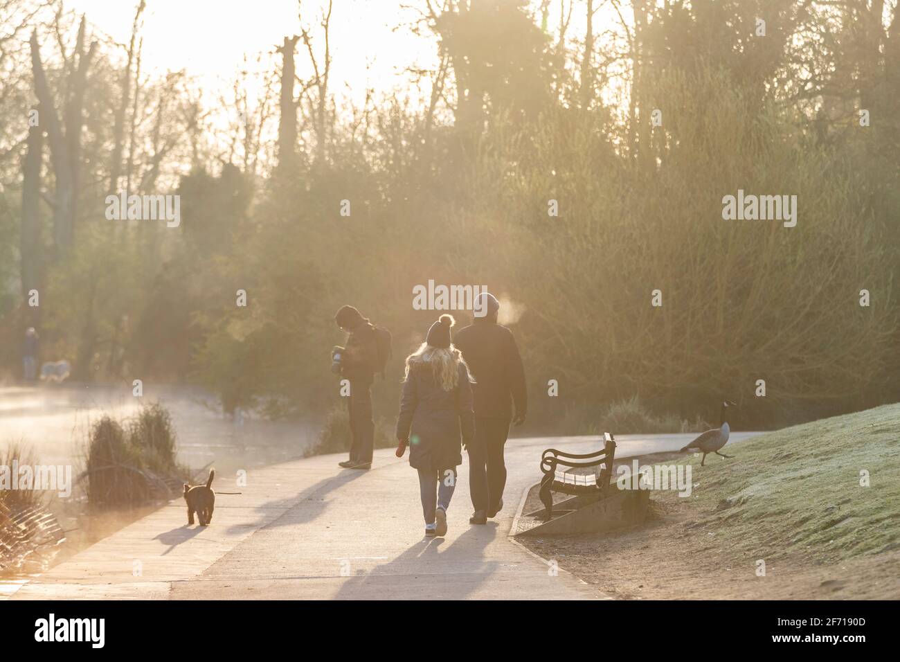 Northampton, Regno Unito. 4 aprile 2021. Domenica mattina gelida e limpida di Pasqua ad Abington Park con nebbia che sale dal lago. Credit: Keith J Smith./Alamy Live News Foto Stock