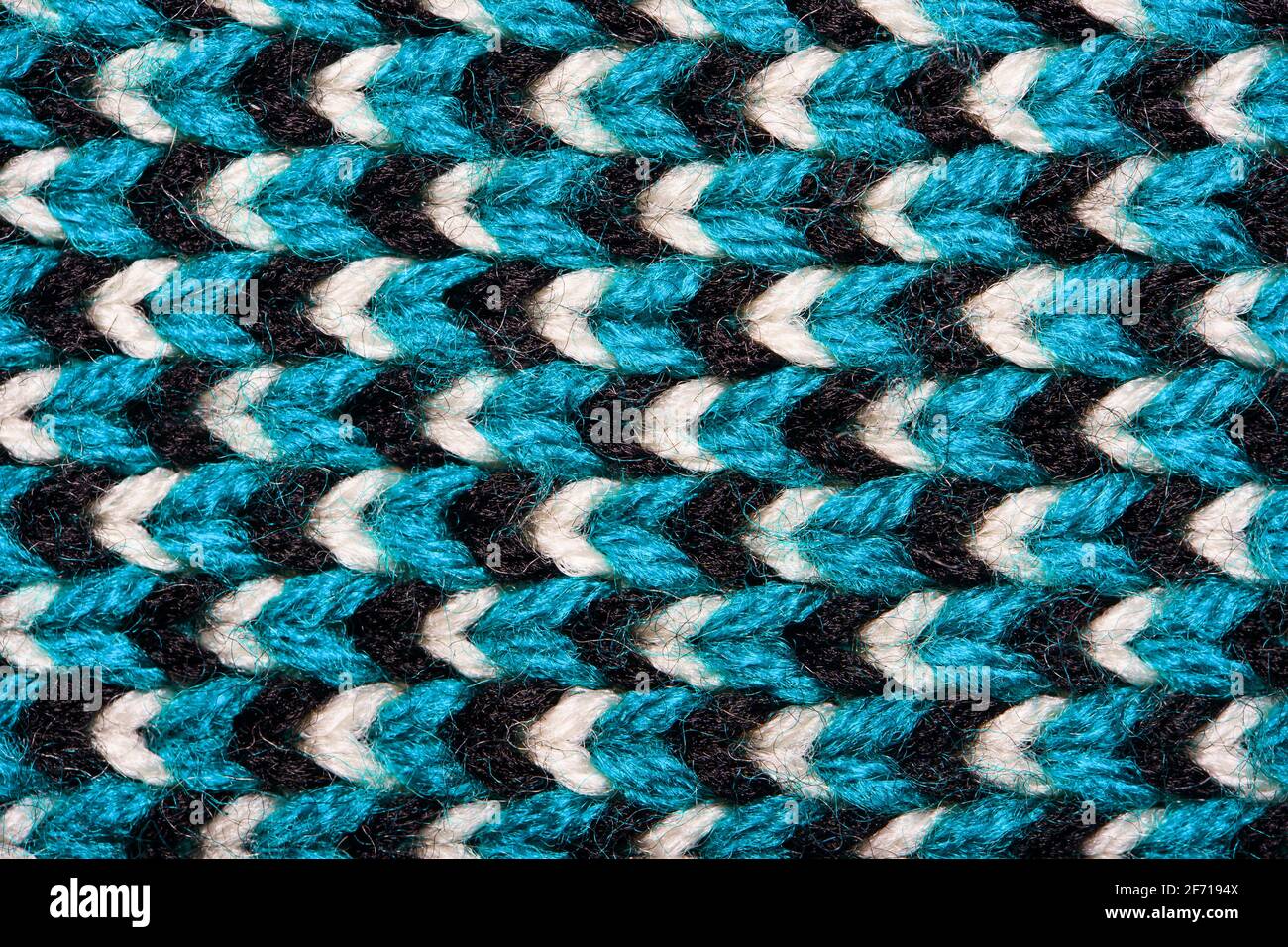 Tessuto sintetico a maglia con motivi di filati blu, nero e bianco primo  piano. Tessuto lavorato a maglia multicolore. Sfondo Foto stock - Alamy