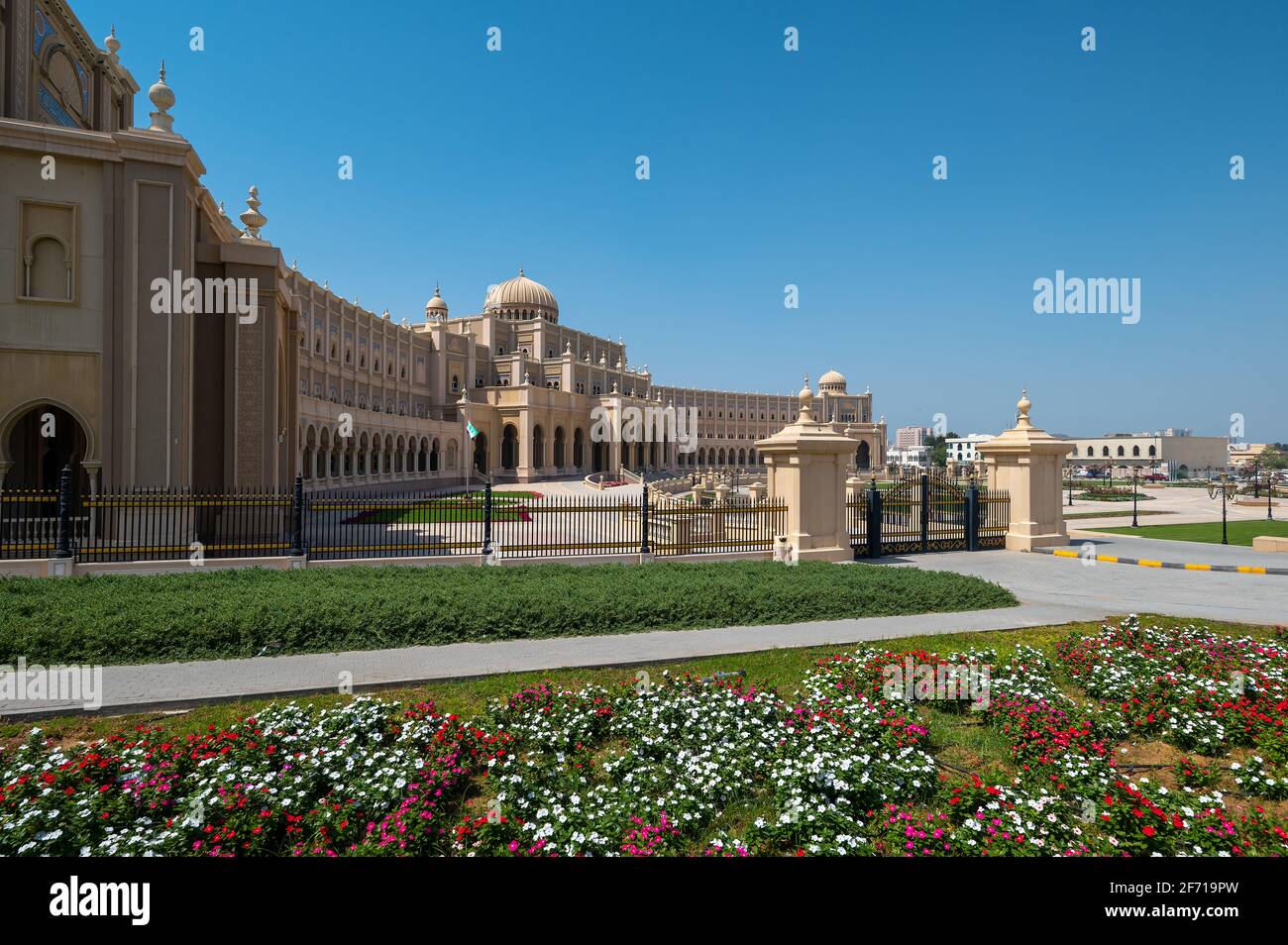 Sharjah, Emirati Arabi Uniti - 24 Marzo 2021:Sharjah Municipal Office somiglia all'edificio del parlamento caratterizzato dall'architettura islamica i Foto Stock