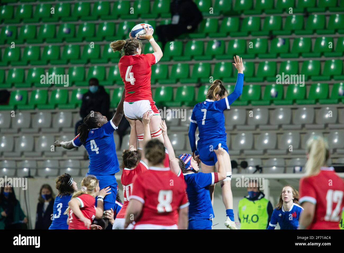 Gwen Crabb del Galles vince la line out durante la partita femminile di sei Nazioni, rugby Union tra Francia e Galles del 2021 il 3 aprile 2021 allo stadio la Rabine di Vannes, Francia - Photo Damien Kilani / DK Prod / DPPI / LiveMedia Foto Stock