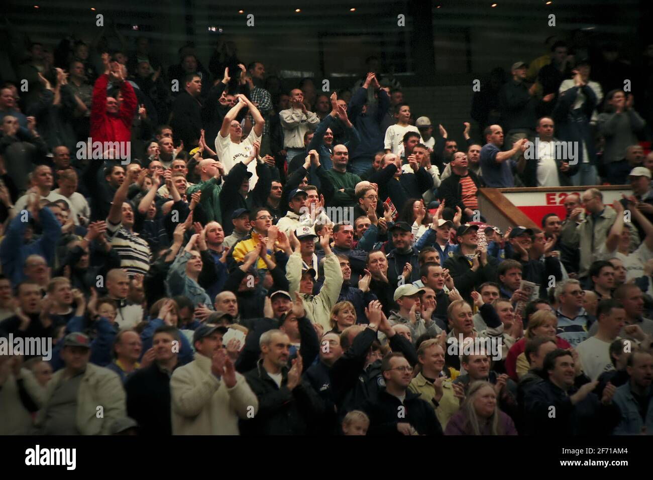 I fan di Leeds United si rallegrano durante la partita della Premier League 2000-01 tra Manchester United e Leeds United nello stadio Old Trafford di Manchester, sabato 21 ottobre 2000. Risultato a tempo pieno: Manchester United 3-0 Leeds United. Foto Stock