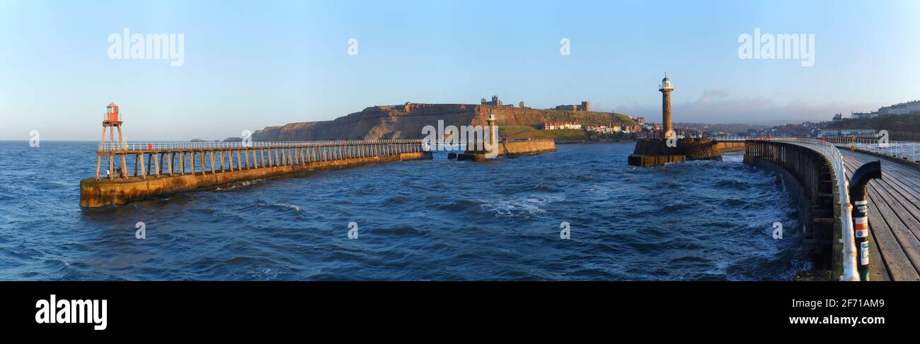 Un panorama di Whitby Piers & Lighthouses a nord Yorkshire Coast, Regno Unito Foto Stock