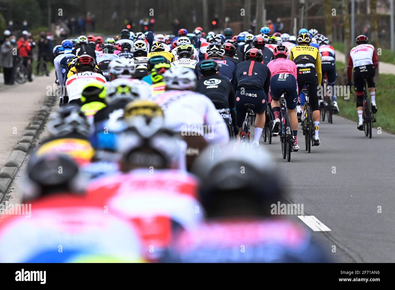 L'immagine mostra il pacchetto di piloti in azione durante La 105° edizione del 'Ronde van Vlaanderen - Tour Des Flandres - Tour delle Fiandre Foto Stock