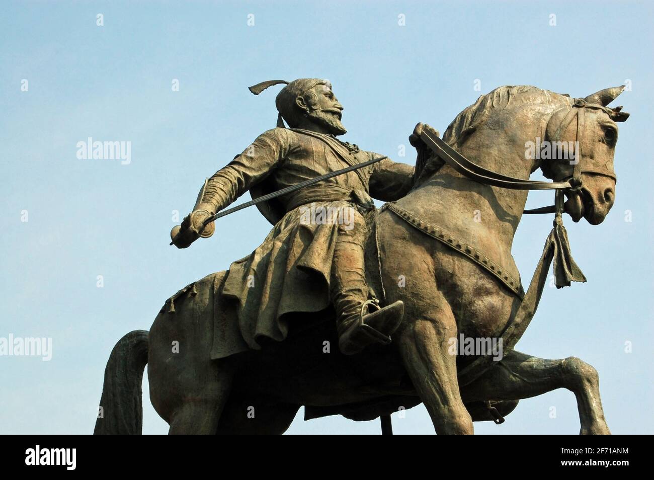Una statua dell'eroe nazionale indiano noto come Shiva. La targa accanto al monumento si riferisce a lui come 'Chhatrapati, Shri Shivaji maj. Shiva. Svelato io Foto Stock