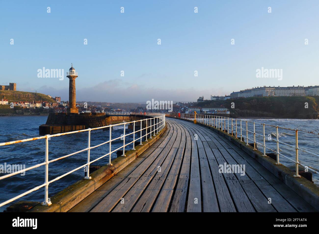 West Pier & West Lighthouse a Whitby, North Yorkshire, Regno Unito Foto Stock
