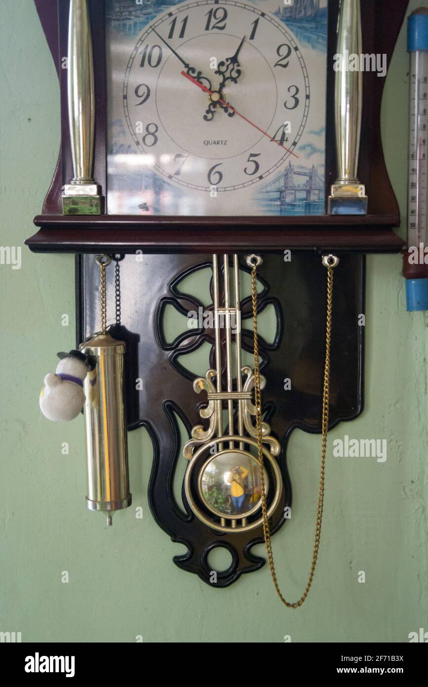 Vecchio orologio a pendolo in legno con decorazione – cavalli con ali e  altri dettagli appesi su un muro, orologio da parete vintage, oggetto Foto  stock - Alamy
