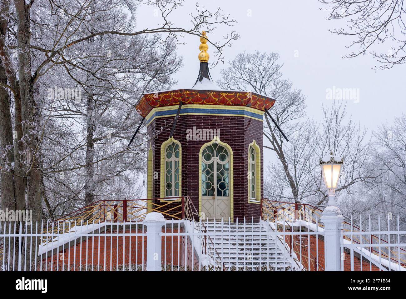 Tsarskoye Selo, San Pietroburgo, Russia – 24 febbraio 2021: Vista invernale del ponte Krestovy (Croce) nel Parco Alexander nella Riserva del Museo di Stato Foto Stock