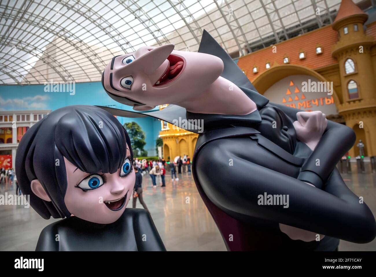 Mosca, Russia. 4 aprile 2021. Le figure dei personaggi del film comico animato dal computer Hotel Transilvania Conte Dracula e sua figlia Mavis Dracula sono installate all'ingresso del parco divertimenti Dream Island a Mosca, Russia Foto Stock
