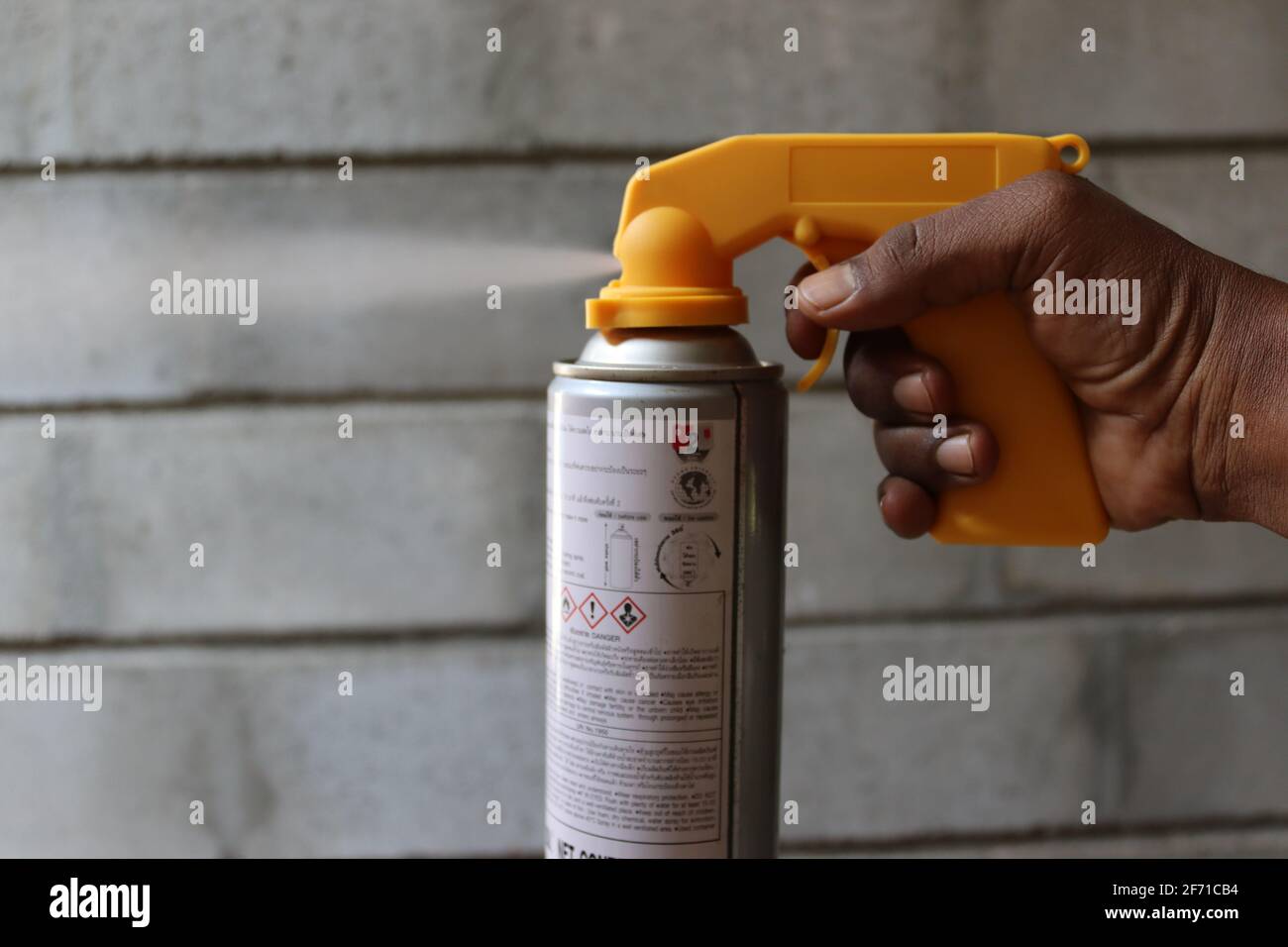 Spruzzare una bomboletta con un accessorio che aiuta a migliorare le attività di irrorazione. Foto Stock
