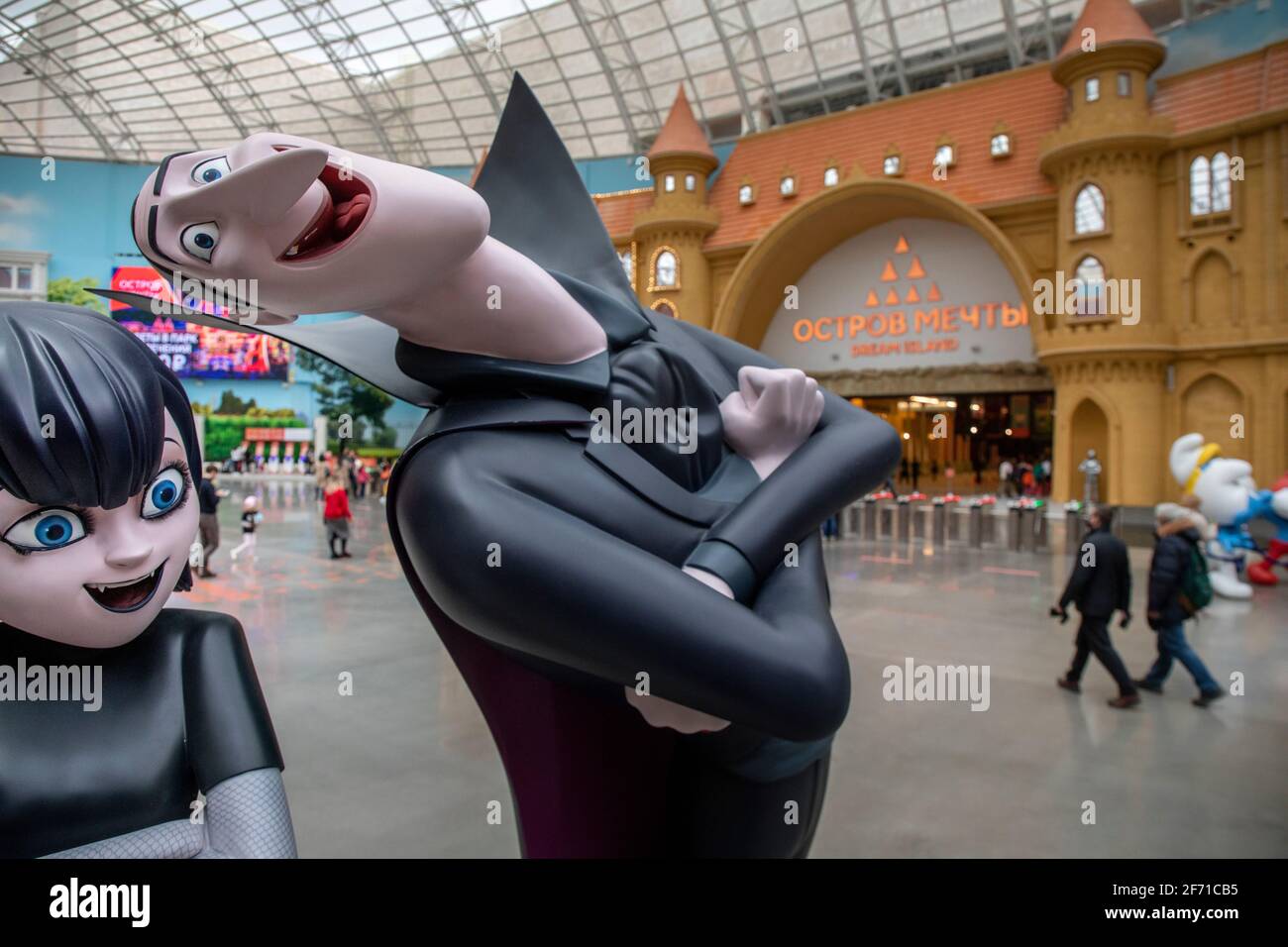 Mosca, Russia. 4 aprile 2021. Le figure dei personaggi del film comico animato dal computer Hotel Transilvania Conte Dracula e sua figlia Mavis Dracula sono installate all'ingresso del parco divertimenti Dream Island a Mosca, Russia Foto Stock