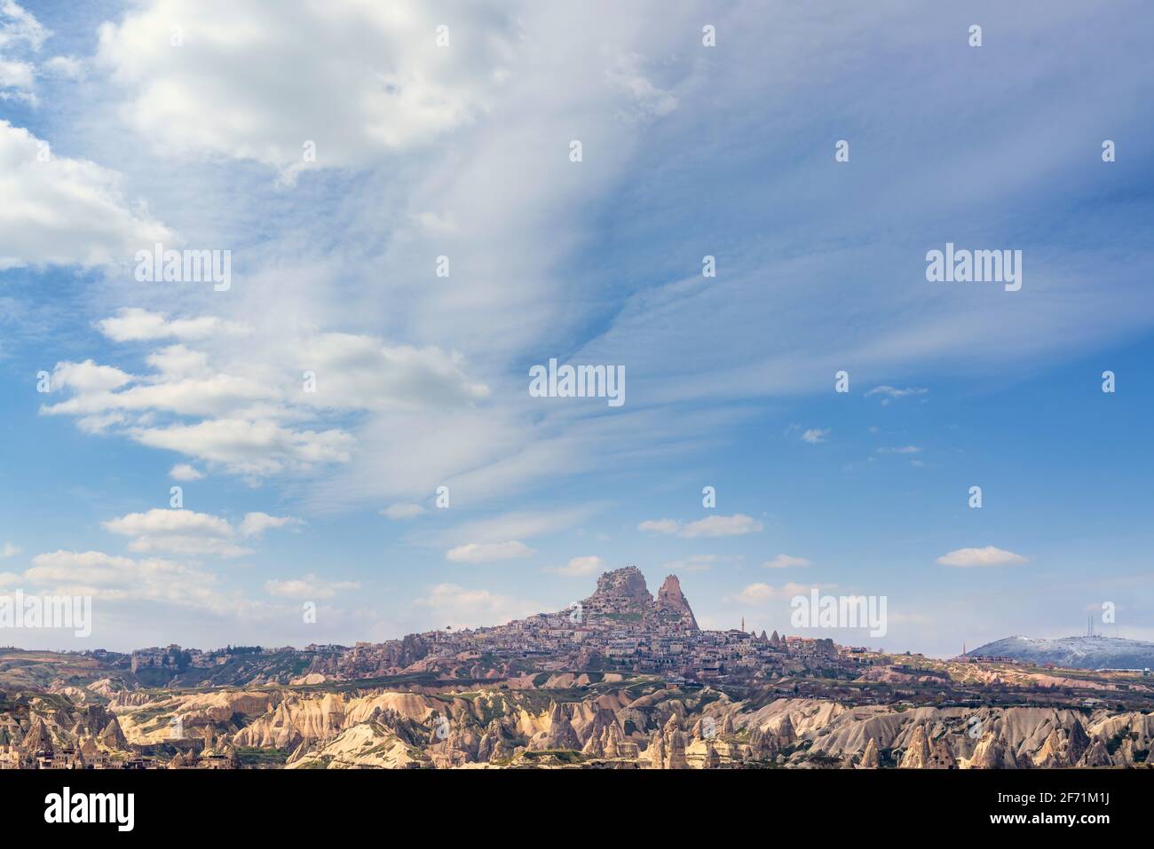 Cappadocia, Uchisar città e cielo blu. Anatolia, Turchia Foto Stock