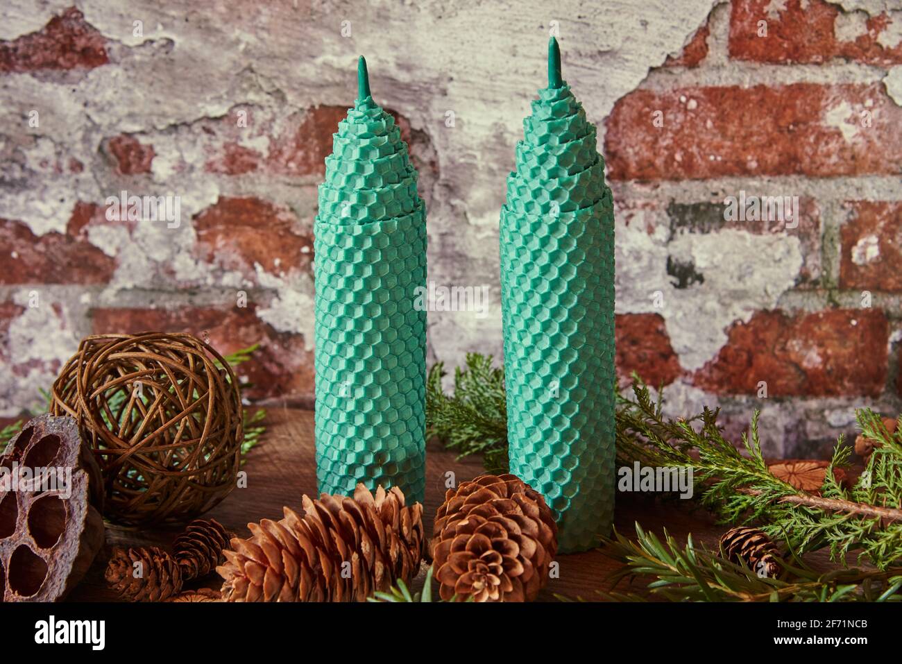 Fragranti candele di cera al miele fatte a mano all'interno. Foto Stock