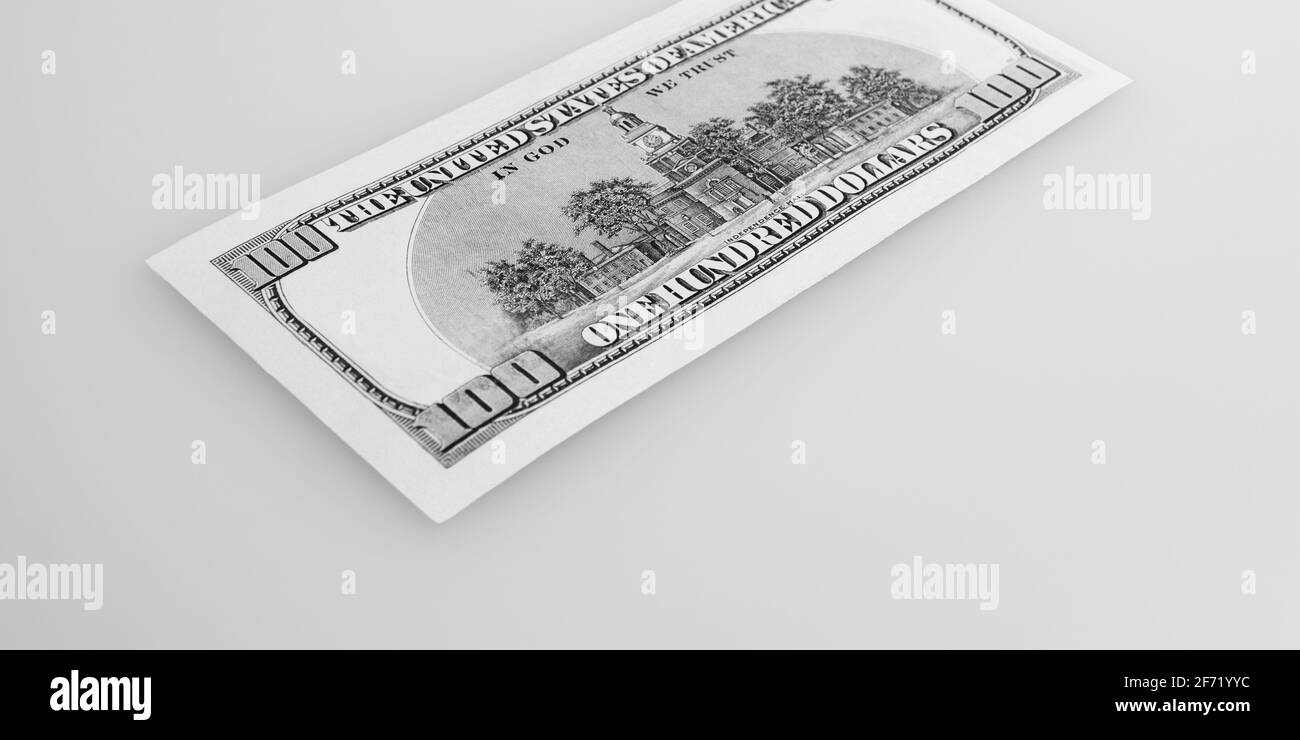 Un conto in contanti di cento dollari su uno sfondo chiaro. Layout, mockup, posto per lettere e logo. Foto Stock