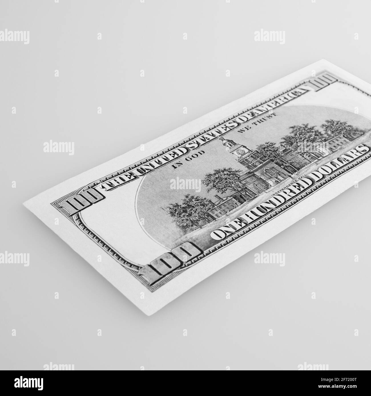 Un conto in contanti di cento dollari su uno sfondo chiaro. Layout, mockup, posto per lettere e logo. Foto Stock