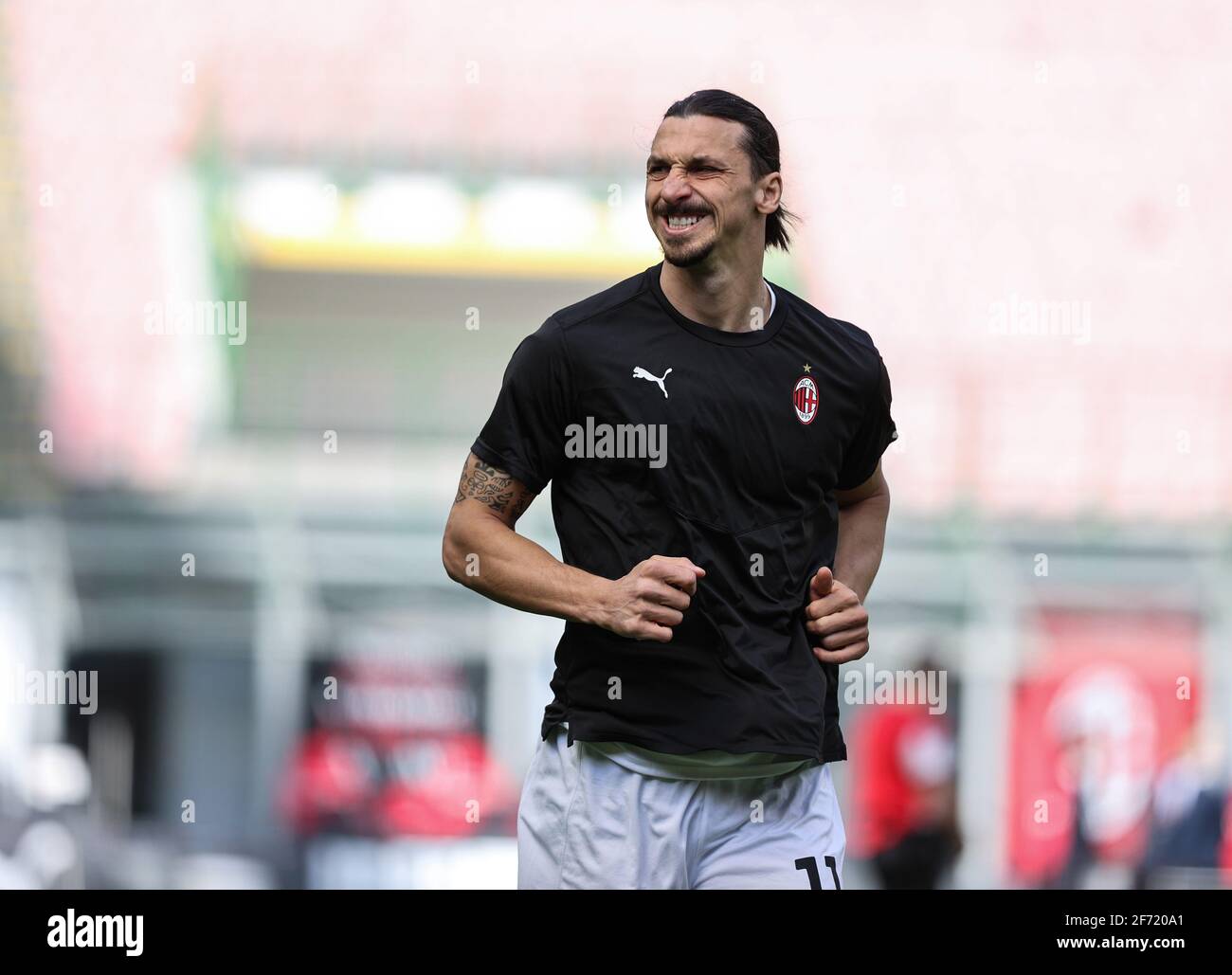 Milano, Italia. 03 Apr 2021. Zlatan Ibrahimovic di AC Milan si riscalda durante la partita di calcio della Serie A 2020/21 tra AC Milan e UC Sampdoria allo stadio di San Siro.(Punteggio finale; AC Milan 1:1 UC Sampdoria) Credit: SOPA Images Limited/Alamy Live News Foto Stock