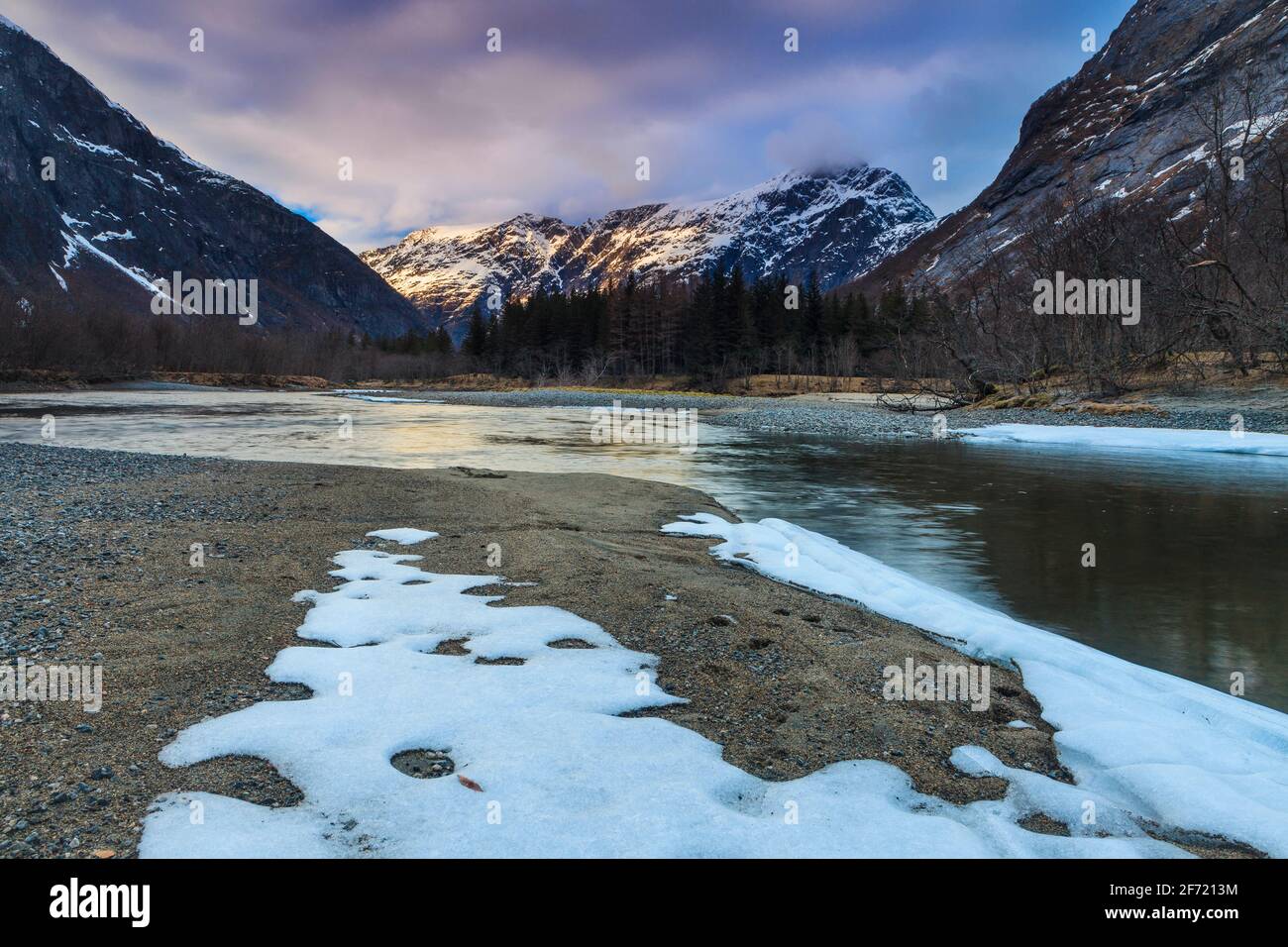 Paesaggio montano e ora d'oro luce notturna nella montagnosa valle di Romsdalen, Rauma kommune, Møre og Romsdal, Norvegia Foto Stock
