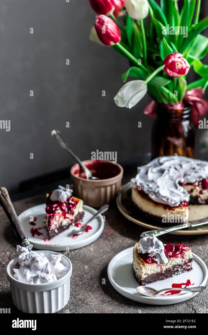 Cheesecake di ciliegia. Non l'intera torta è a fuoco. Foto Stock