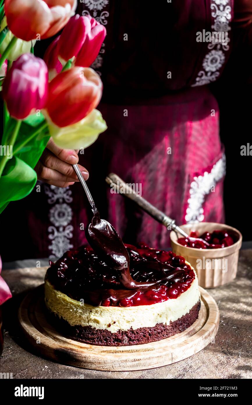 Cheesecake di ciliegia. Non l'intera torta è a fuoco. Foto Stock