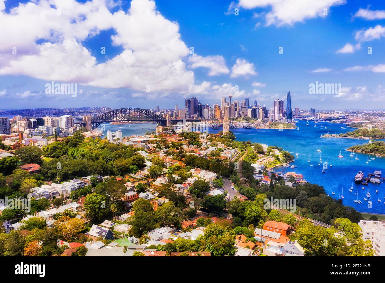 Luminosa e soleggiata vista aerea dei monumenti storici della città di Sydney sulle rive del porto dalla riva nord bassa. Foto Stock