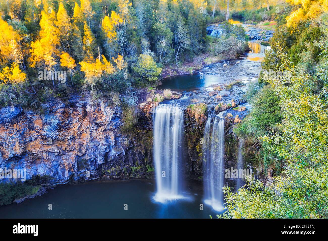 Cascata di cascate di Dangar che scorre attraverso il basalto lavico  Altopiano in Dorrigo Parco Nazionale d'Australia visto da elevato guarda  all'alba Foto stock - Alamy