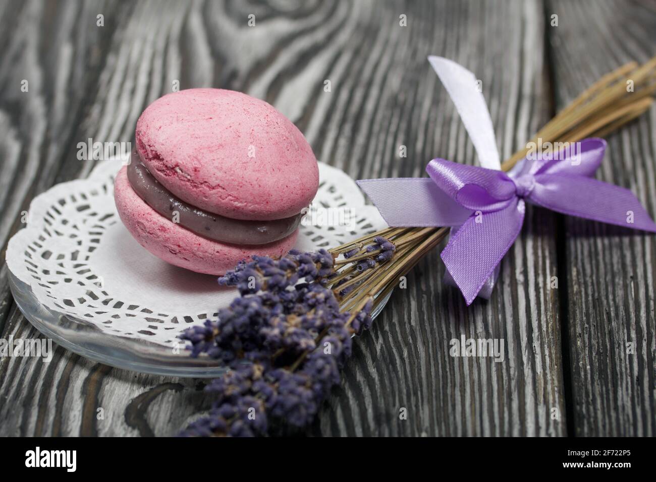 Torta di amaroni alla lavanda con cioccolato bianco e mirtilli. Nelle vicinanze si trovano fiori di lavanda. Foto Stock