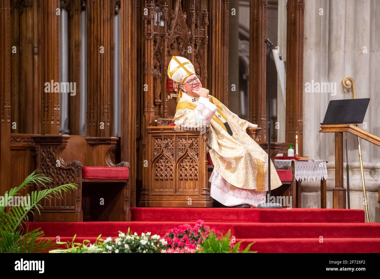 NEW YORK, NY - 3 APRILE: Il Cardinale Timothy Dolan, Arcivescovo di New York, guida la Messa di Veglia pasquale in una Cattedrale di San Patrizio socialmente distanziata il 3 aprile 2021 a New York. Il servizio, di solito uno dei più grandi dell'anno, a causa della pandemia di coronavirus in corso è stato assistito da una folla più piccola e membri del clero. La massa è stata trasmessa in diretta in tutta l'area tri-state. Foto Stock