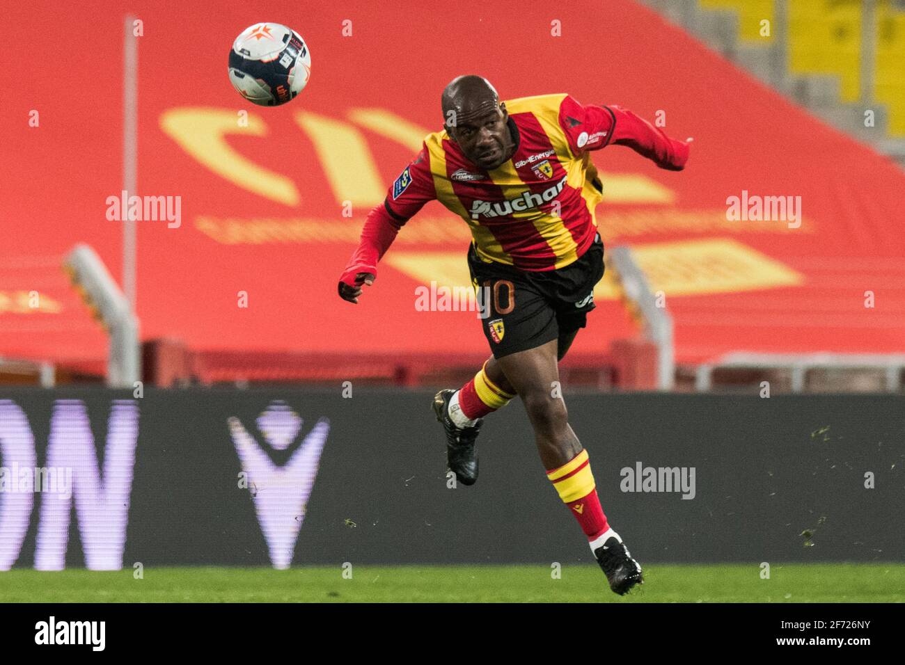 Il centrocampista francese Gael Kakuta guida la palla durante la partita di calcio Ligue 1 tra RC Lens (RCL) e Olympique Lyonnais (OL) allo Stade Bollaert Delelis di Lens, il 2021 aprile Â™. LensâÂ Foto di Julie Sebadelha/ABACAPRESS.COM Foto Stock