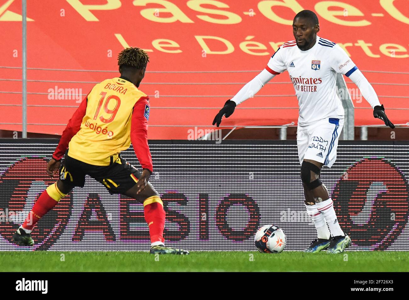 Â™'s Cameroonian Forward Karl Toko Ekambi combatte per la palla con il difensore francese Ismael Bora durante la partita di calcio Ligue 1 tra RC Lens (RCL) e Olympique Lyonnais (OL) allo Stade Bollaert Delelis di Lens, il 4 aprile 2021. LyonâÂ LensâÂ Â™ Foto di Julie Sebadelha/ABACAPRESS.COM Foto Stock