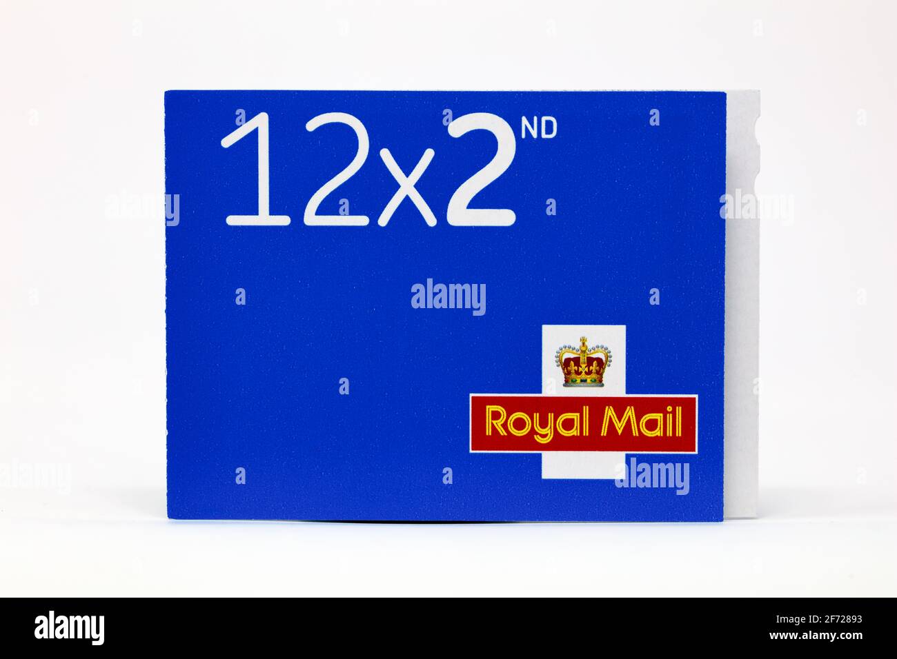 Royal Mail 12 x 2 ° Classe Stamp Libro su un sfondo bianco Foto Stock