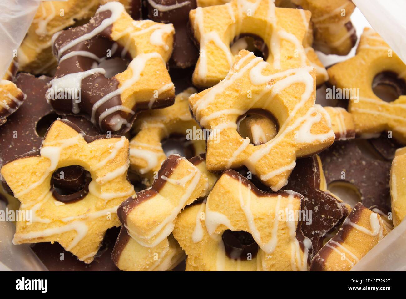 Set di biscotti freschi e gustosi primo piano. Biscotti di zucchero sotto forma di stelle smaltate con cioccolato. Foto Stock