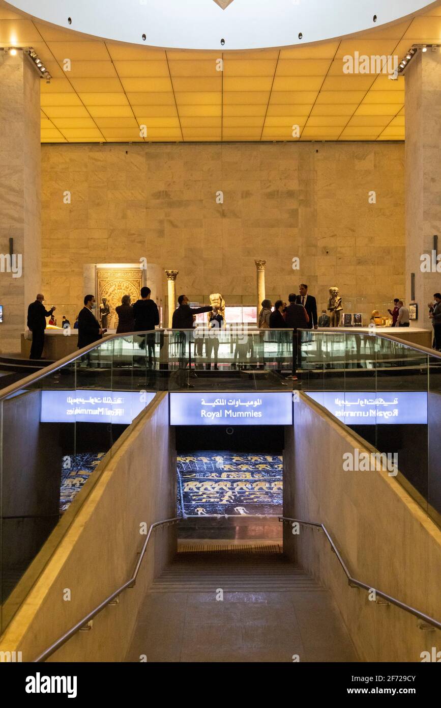 Cairo, Egitto. 4 Apr 2021. I visitatori del Museo Nazionale della Civilizzazione Egiziana, il Cairo, Egitto, il primo giorno della sua apertura al pubblico di credito: B.o'Kane / Alamy Live News Foto Stock