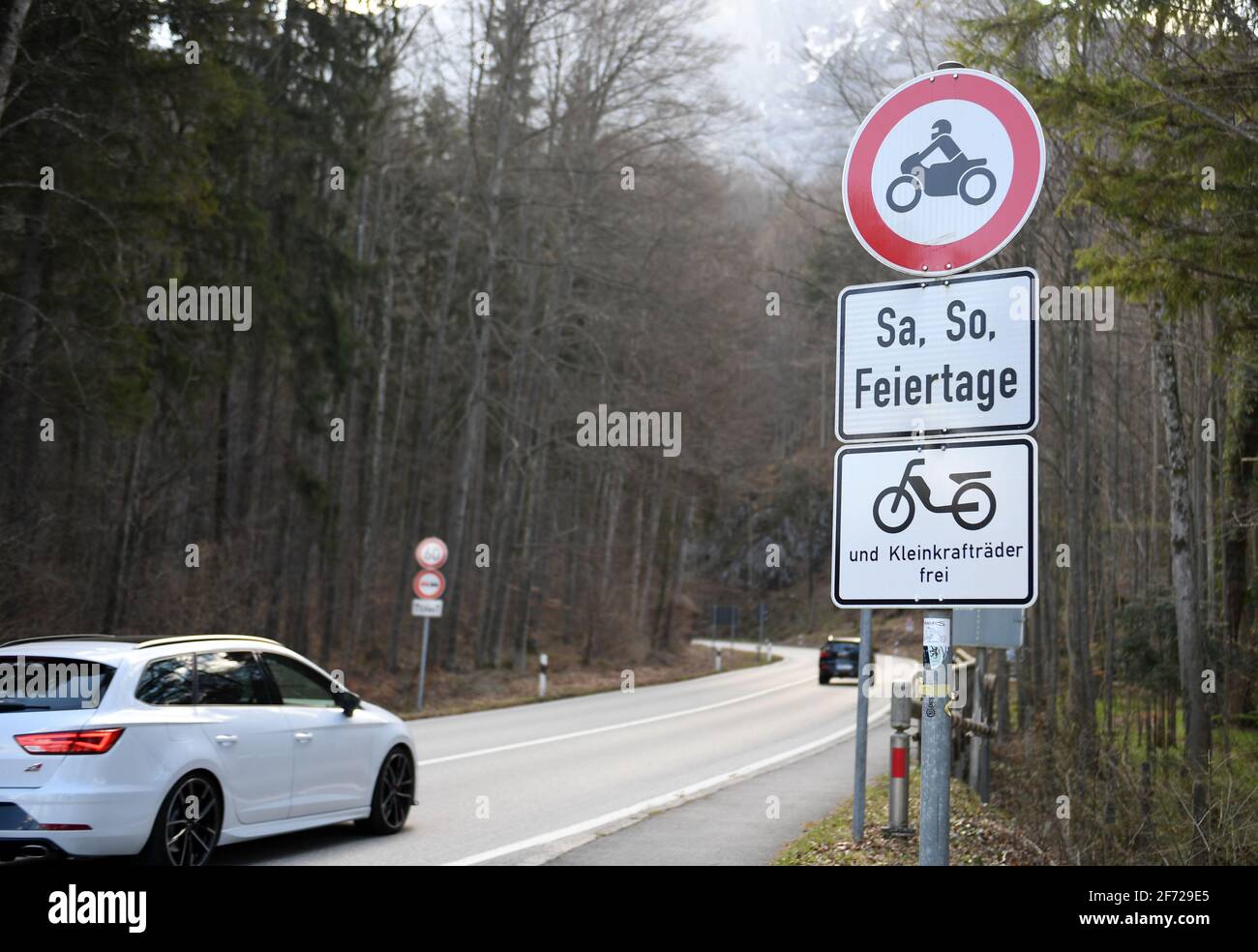 Kochel am See, Germania. 04th Apr 2021. Un cartello indica l'attuale  divieto di utilizzo delle moto a Kesselbergstraße nei fine settimana e nei giorni  festivi. Una dimostrazione da parte dei motociclisti è