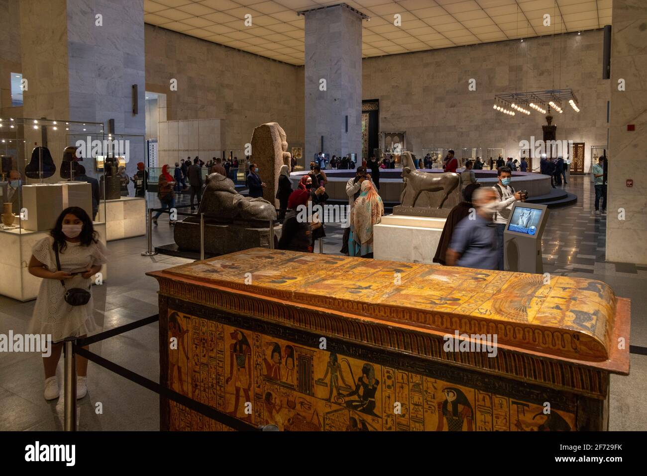 Cairo, Egitto. 4 Apr 2021. I visitatori del Museo Nazionale della Civilizzazione Egiziana, il Cairo, Egitto, il primo giorno della sua apertura al pubblico di credito: B.o'Kane / Alamy Live News Foto Stock