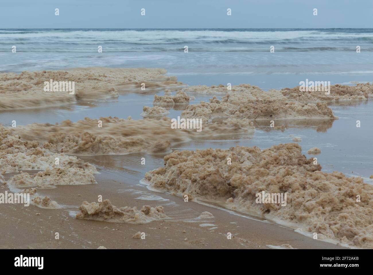 Lunga esposizione di schiuma di mare e onde a Torrisdale, Sutherland Foto Stock